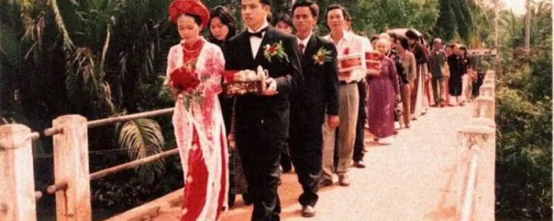 Vietnamese couple reflecting on modern marriage challenges and evolving traditions